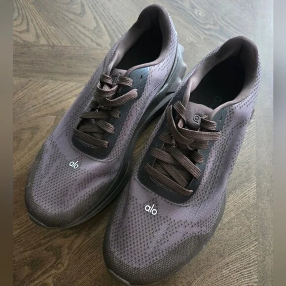 Alo Yoga Runner Sneaker Running Shoe in Espresso dark brown - Picture 3 of 5